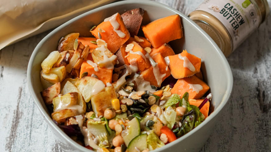 Bowl met groenten, zoete aardappel en cashewsaus.