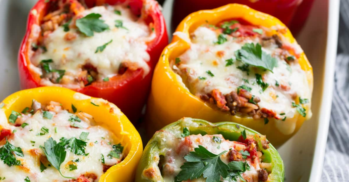 Poivrons farcis au fromage et riz, garnis de persil.