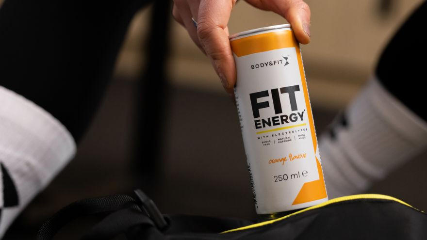 Body&Fit Fit Energy Drink wird aus Sporttasche genommen.