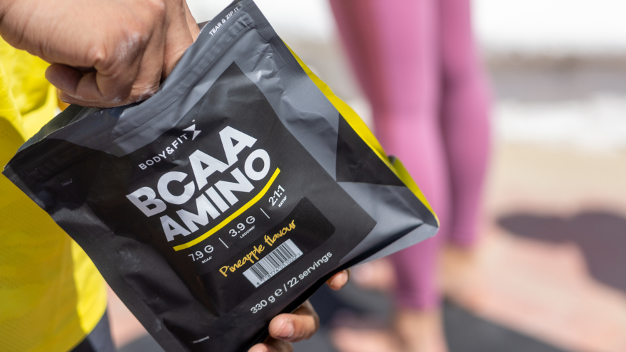 Body&Fit BCAA Amino zak in ananassmaak wordt geopend.