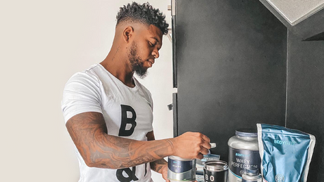 Uomo prepara integratori Body&Fit in cucina.