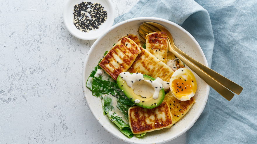 Assiette de halloumi grillé, avocat et œuf mollet.