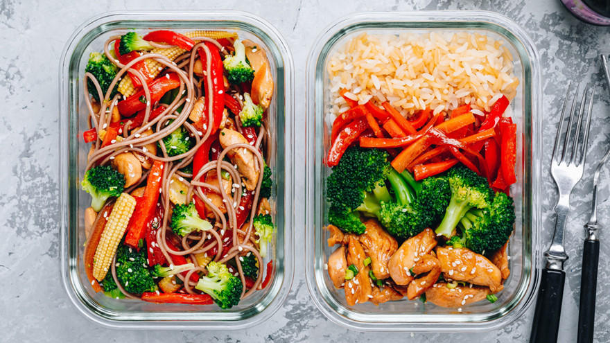Gesunde Meal Prep mit Gemüse, Hähnchen und Vollkornnudeln.