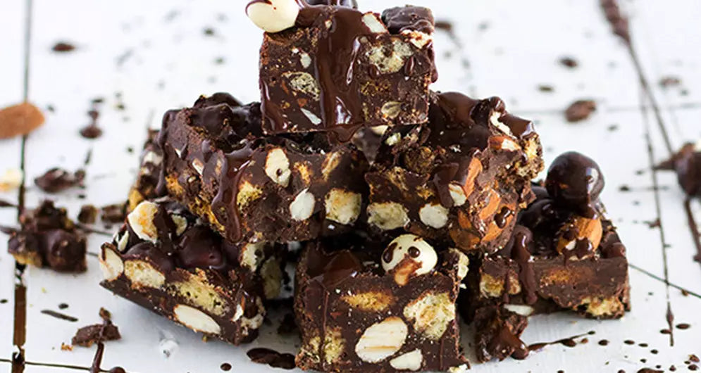 Rocky road blokjes met noten, koek en gesmolten chocolade.