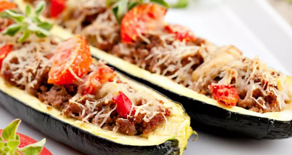 Gevulde courgette met gehakt, tomaat en geraspte kaas.
