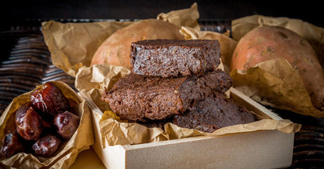 Zoete aardappel brownies met dadels.