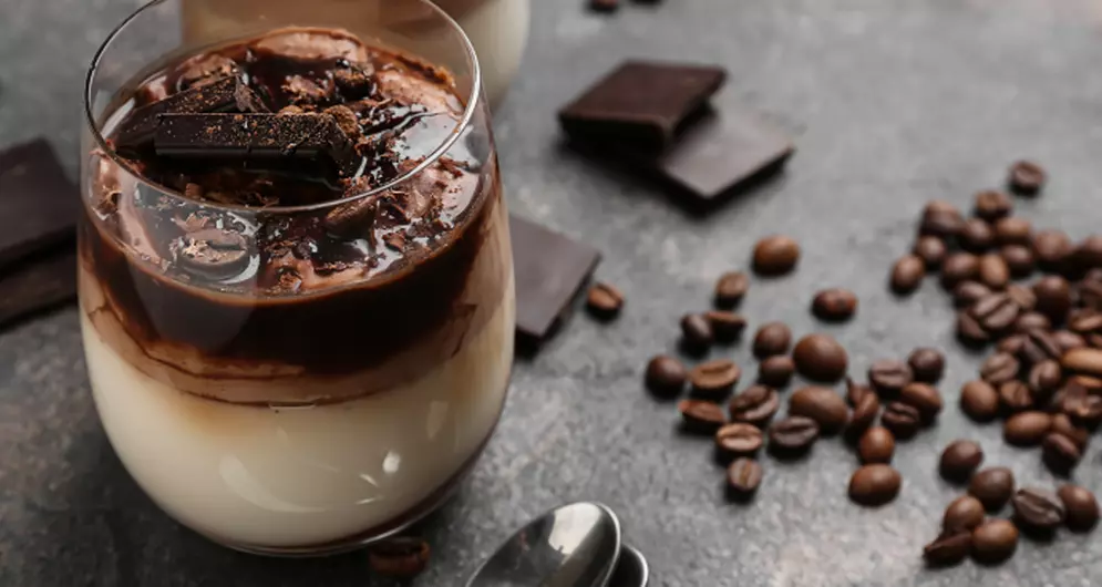 Dessert al cucchiaio con cioccolato e chicchi di caffè.