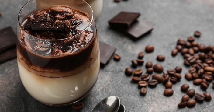Dessert crémeux café chocolat avec copeaux de cacao.