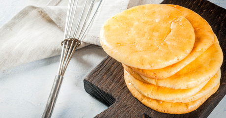 1. Pains nuages empilés sur une planche en bois avec fouet.