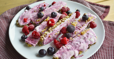 Barres glacées aux fruits rouges sur assiette.