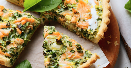 Quiche aux légumes verts et saumon frais tranchée.