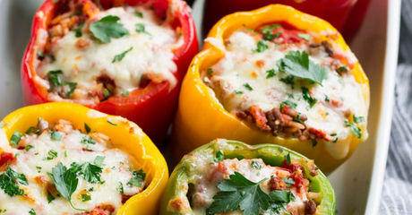 Poivrons farcis au fromage et riz, garnis de persil.