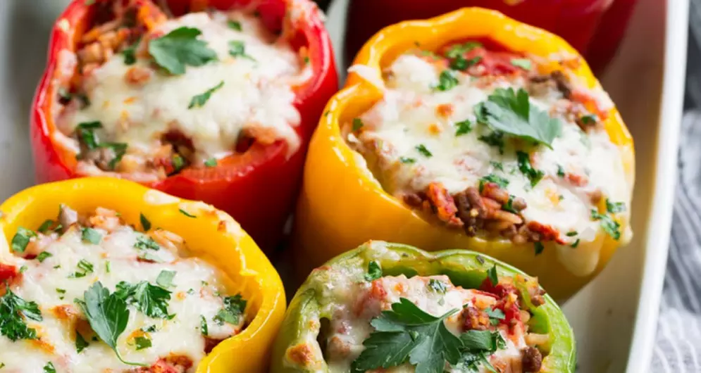 Bunte Paprika gefüllt mit Hackfleisch und geschmolzenem Käse.