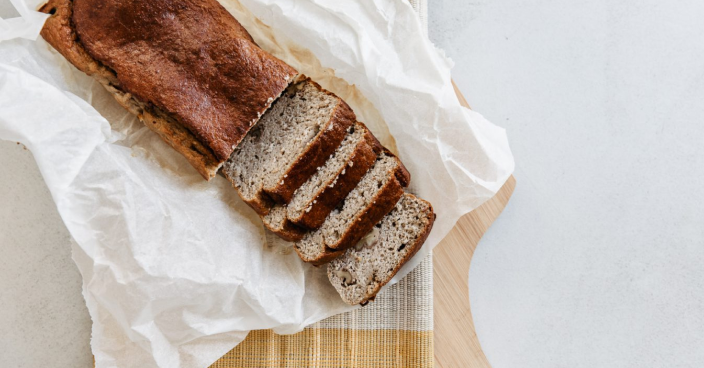 Pain à la banane tranché sur papier cuisson.