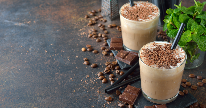 IJskoffie met slagroom, chocoladeschaafsel en munt.