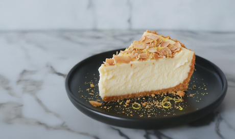 Stuk kokos-citroencake met kokosschaafsel op een bord