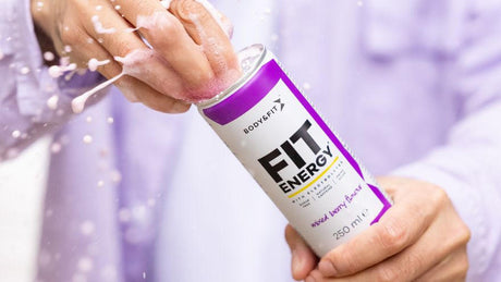 Hand opent bruisend blikje Fit Energy.