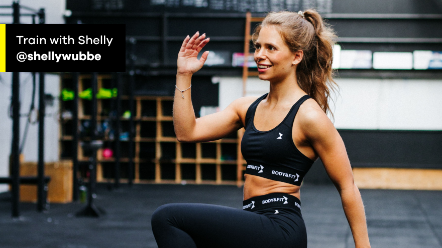 Vrouw traint in gym met Train with Shelly branding.