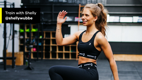 Fitness-Coach Shelly Wubbe trainiert im schwarzen Sportoutfit.