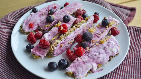 Barrette proteiche con yogurt ai frutti di bosco.