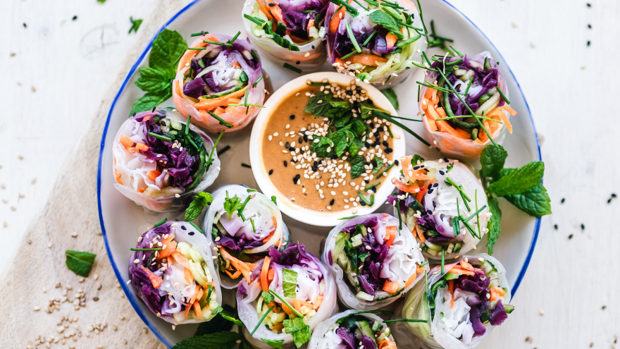 Rouleaux de printemps végétariens avec sauce aux cacahuètes.