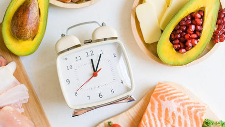 Wekker tussen gezonde voeding en verse zalmfilet.