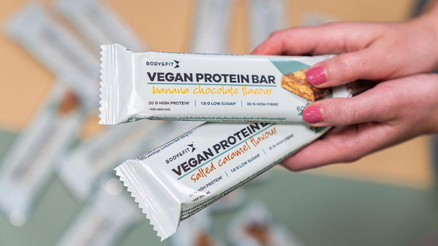 Bars protéinées véganes Body&Fit en main.