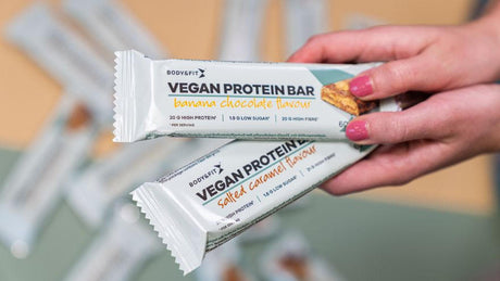 Bars protéinées véganes Body&Fit en main.