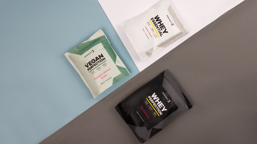 Drie Body&Fit eiwitpoeders op gekleurde ondergrond.