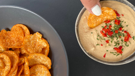 Dip met chips en rode peper topping.