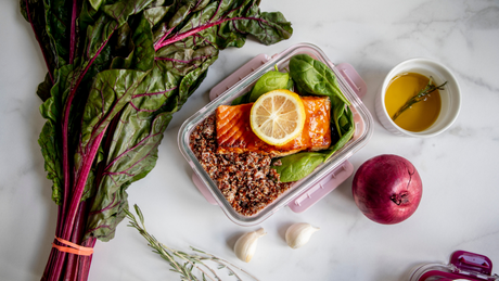 Mealprep met zalm, quinoa, spinazie en citroen.