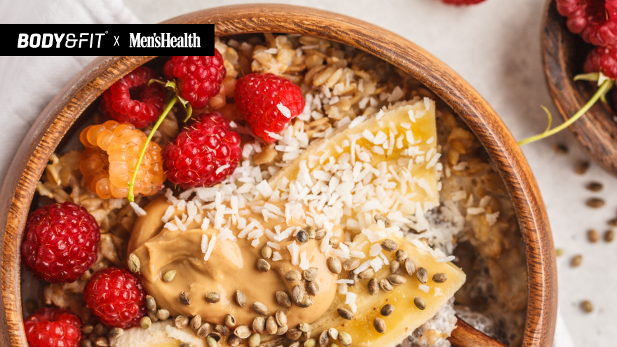 Ontbijtkom met havermout, banaan, pindakaas, kokos en bessen.