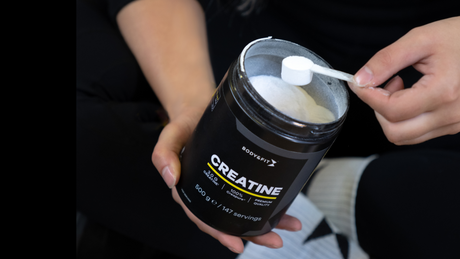 Kreatinpulver von Body&Fit wird mit Löffel entnommen.