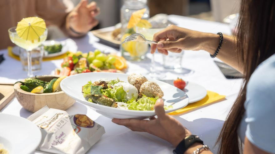 Teller mit gesundem Mittagessen und gemischtem Salat im Freien.