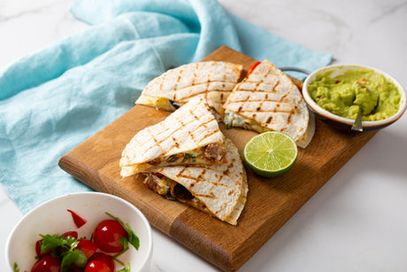 Gegrillte Quesadillas mit Limette, Guacamole und Tomatensalat.