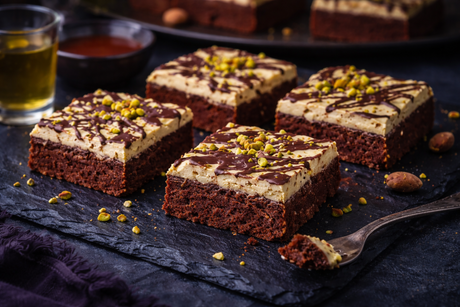 Chocolade brownies met pistache en drizzle, geïnspireerd op desserts in Dubai-stijl