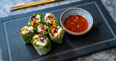 Groente springrolls met kip en chilisaus.