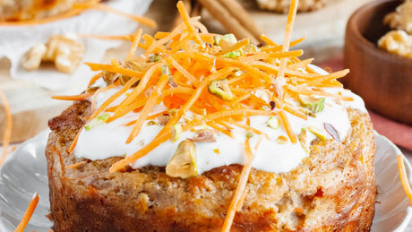 Worteltaart met noten, yoghurt en geraspte wortel als topping.