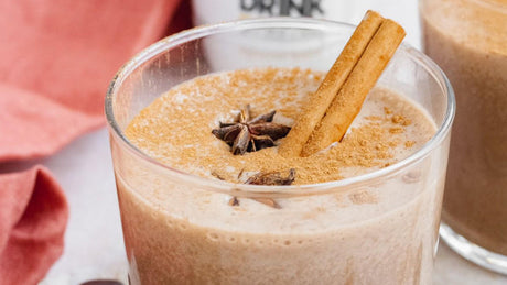 Proteïne chai latte met kaneelstokje en steranijs.