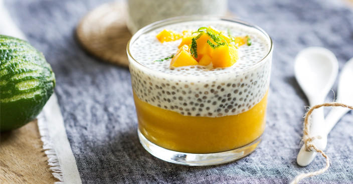 Verrine de pudding chia mangue avec dés de fruits frais.