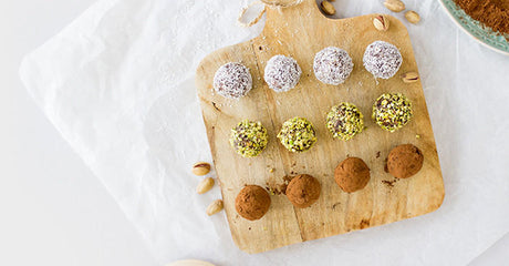 Gezonde energieballetjes met kokos, pistache en cacao.