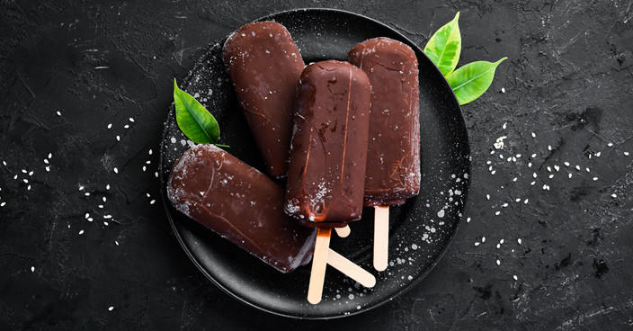 Glaces au chocolat noir servies sur une assiette noire.