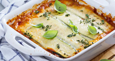 Courgettelasagne met kaas, basilicum en tomatensaus uit oven.