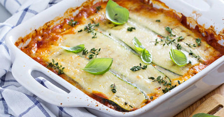 Vegetarische Lasagne mit Basilikum und Käse überbacken.