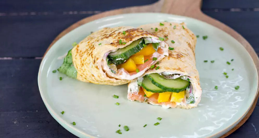Omeletwrap met zalm, komkommer en paprika.