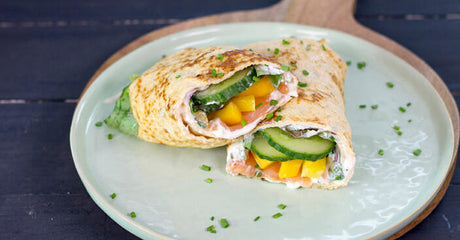 Wrap garni de légumes frais et saumon.
