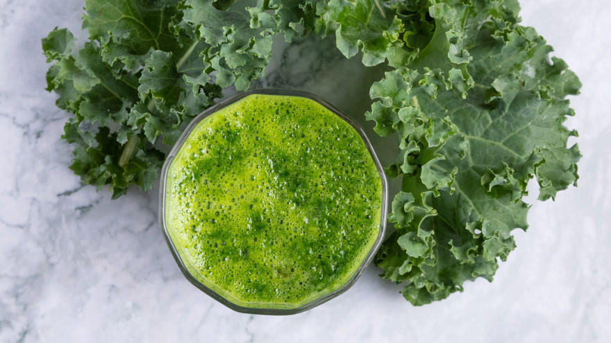 Groene smoothie met boerenkool op marmeren achtergrond.