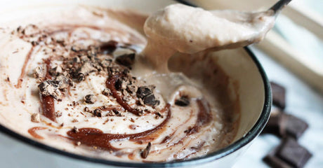 Proteïneyoghurt met chocolade en eiwitrijke topping.