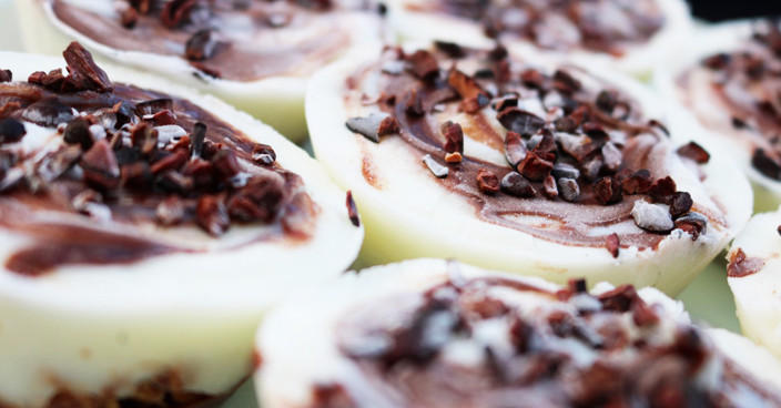 Gâteaux blancs au cacao en poudre.