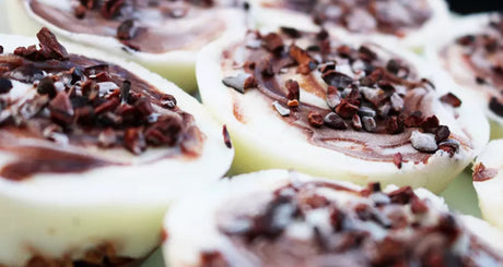 Yoghurtrolletjes met cacao nibs en chocolade swirl.